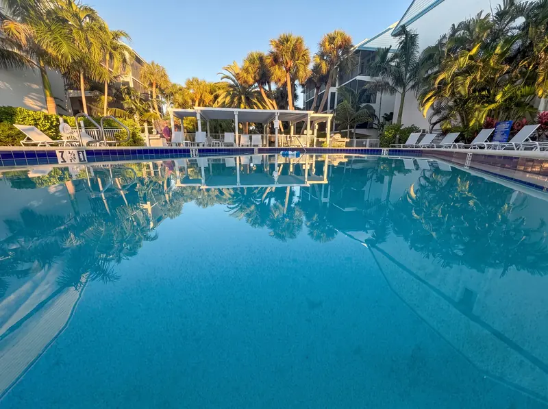 Association pool and sundeck
