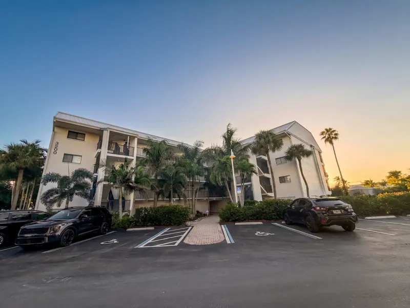 Villa building and on-site parking