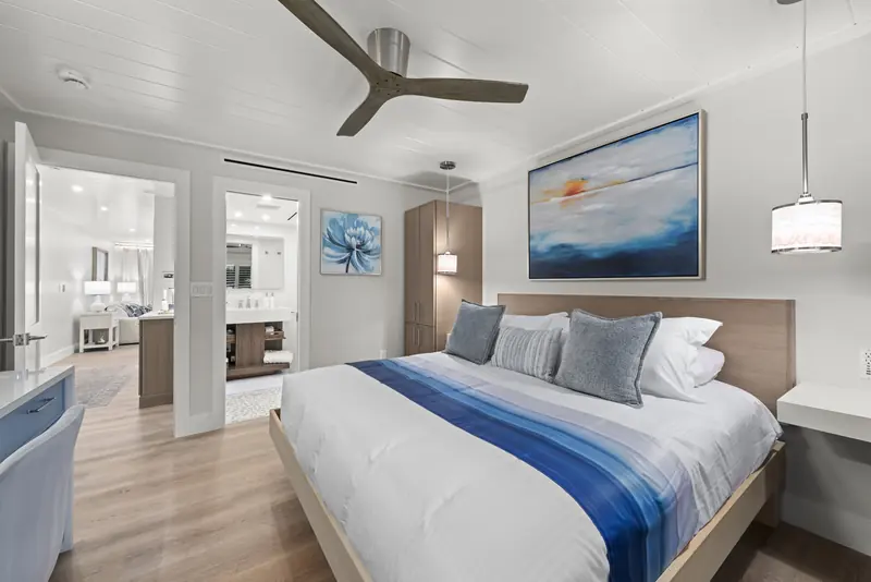 Bedroom suite with view to the bath