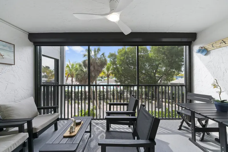 Screened lanai lounge
