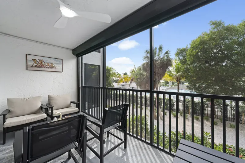 Private screened lanai