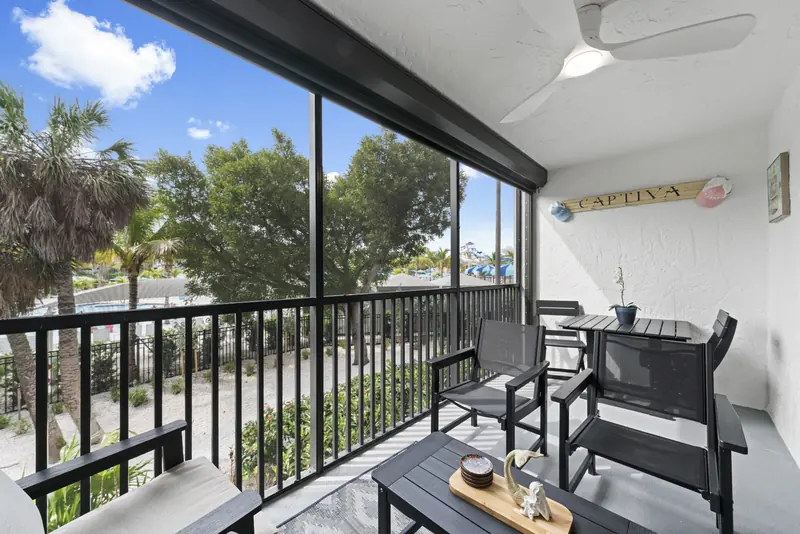 Lanai seating with tropical views